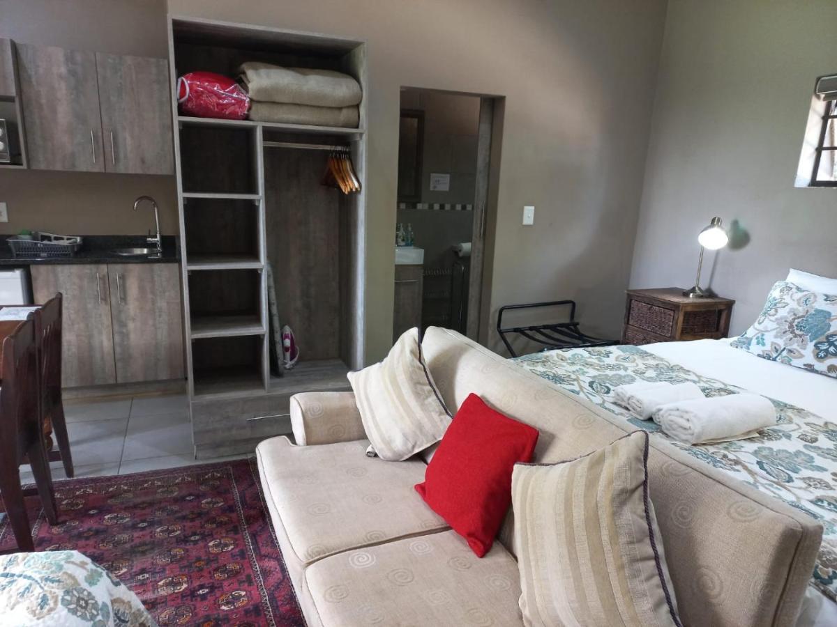 A Little Guesthouse Bloemfontein Bagian luar foto