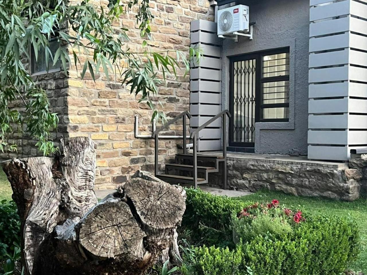 A Little Guesthouse Bloemfontein Bagian luar foto