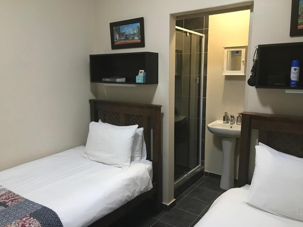 A Little Guesthouse Bloemfontein Bagian luar foto