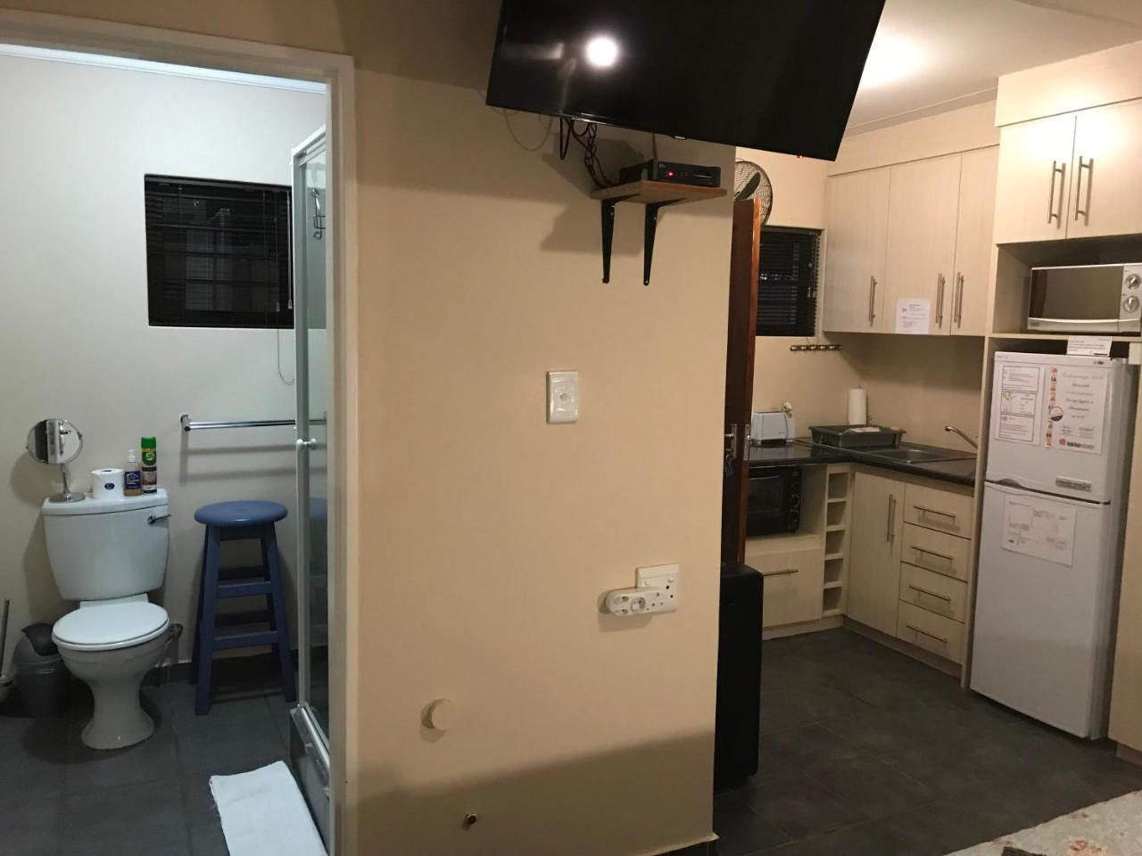 A Little Guesthouse Bloemfontein Bagian luar foto
