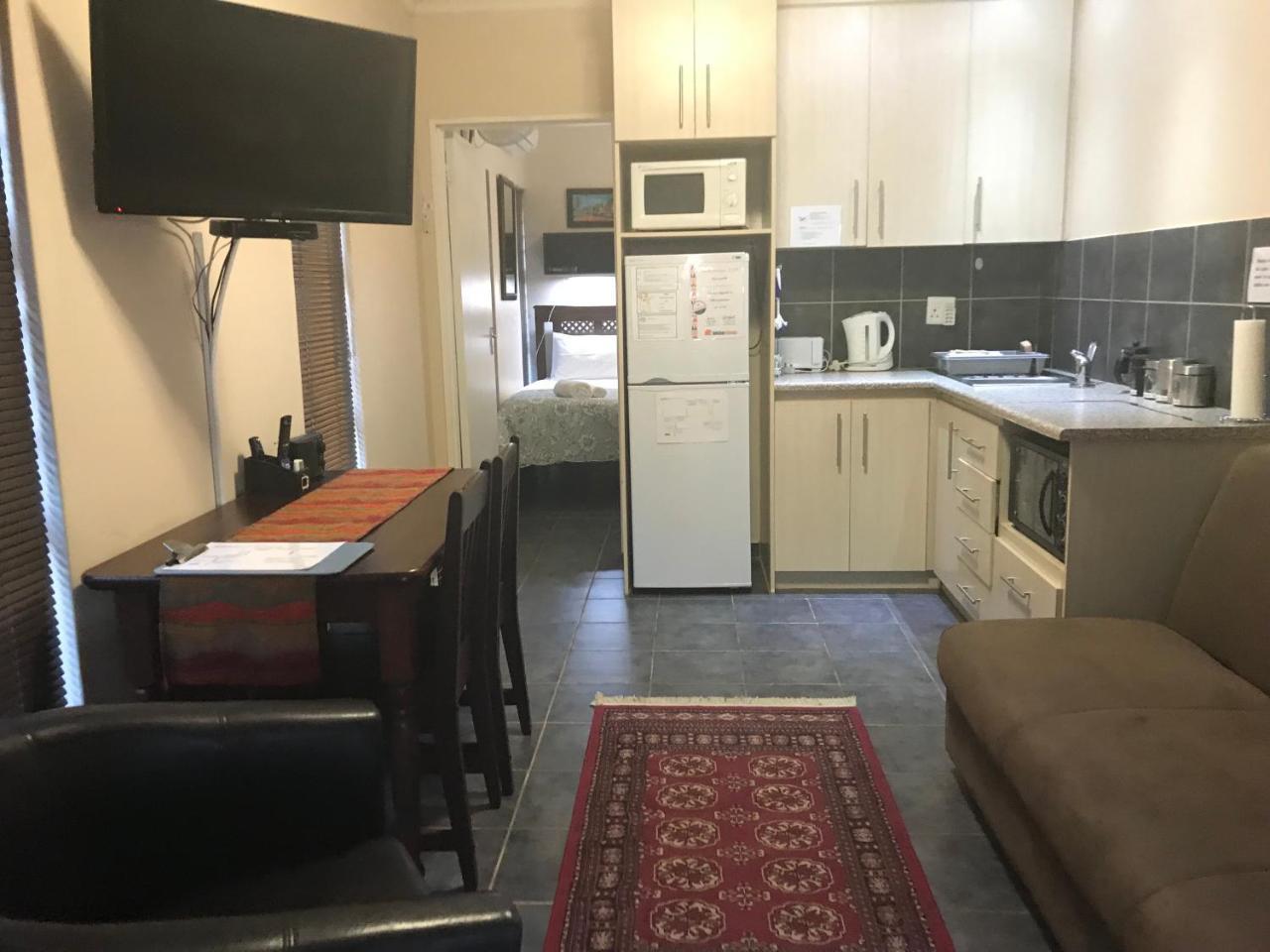A Little Guesthouse Bloemfontein Bagian luar foto