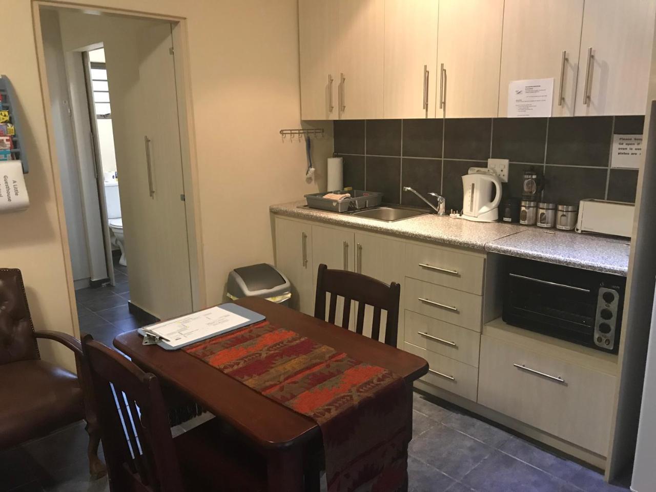 A Little Guesthouse Bloemfontein Bagian luar foto