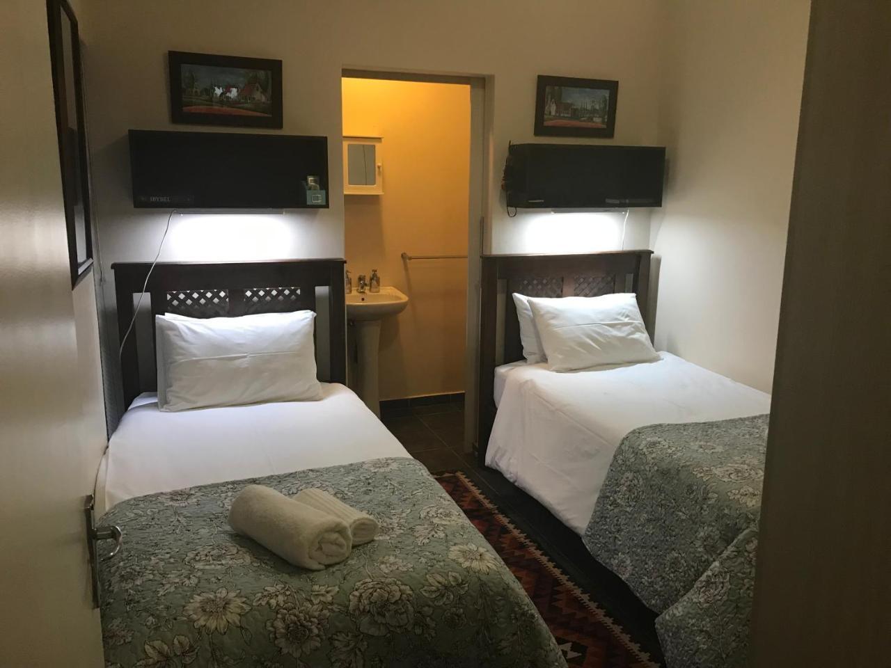 A Little Guesthouse Bloemfontein Bagian luar foto